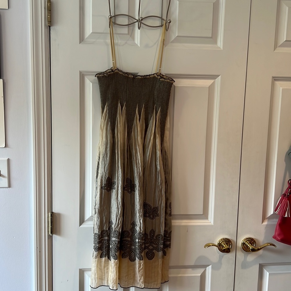 Max Studio spandex dress with black prints on a gold/tan background. one size